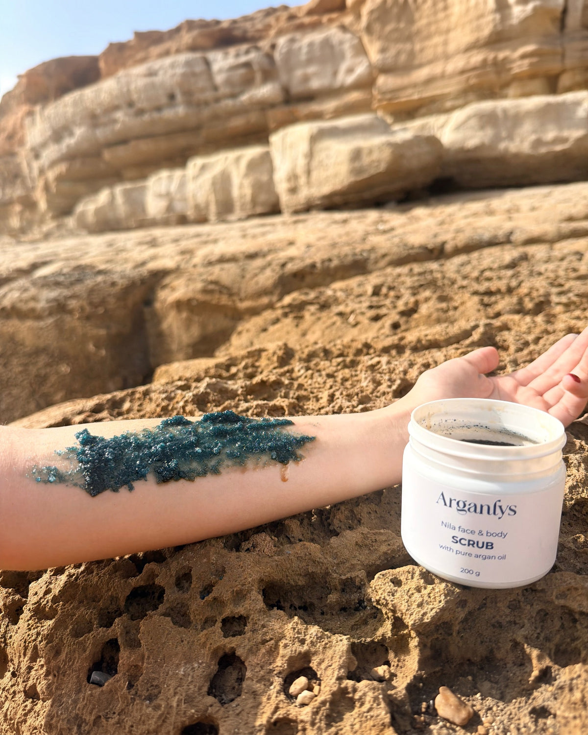 NILA & ARGAN BRIGHTENING SCRUB – lifestyle